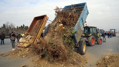 Agricultores franceses bloquean en Perpiñán la autopista A9 en dirección de España