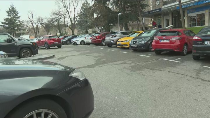 Coches aparcados en Moratalaz