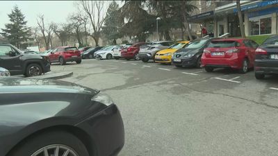 Robo de catalizadores, ruedas pinchadas o retrovisores destrozados en una calle de Moratalaz