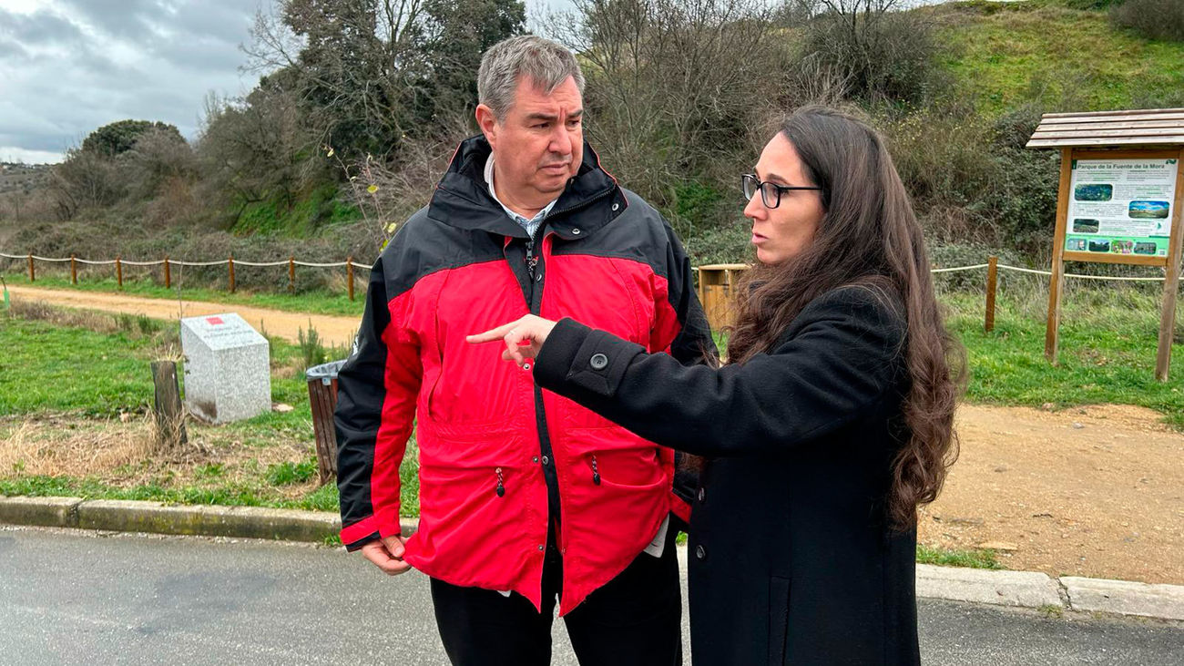 El viceconsejero José Antonio Sánchez junto a la alcaldesa de Redueña, Mercedes Pérez, vistan la obras de soterramiento de la red de baja tensión