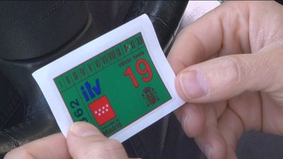 Las pegatinas de la ITV podrían desaparecer de los parabrisas de los vehículos