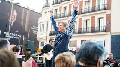 Danza Invisible actúa por sorpresa en la plaza del Callao