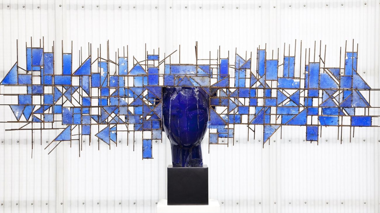 Una de las cabezas azules obra de Manolo Valdés