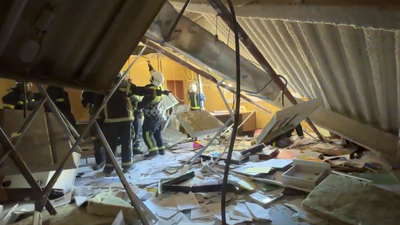 El derrumbe de una nave en Pinto atrapa a varios trabajadores que solo resultan heridos