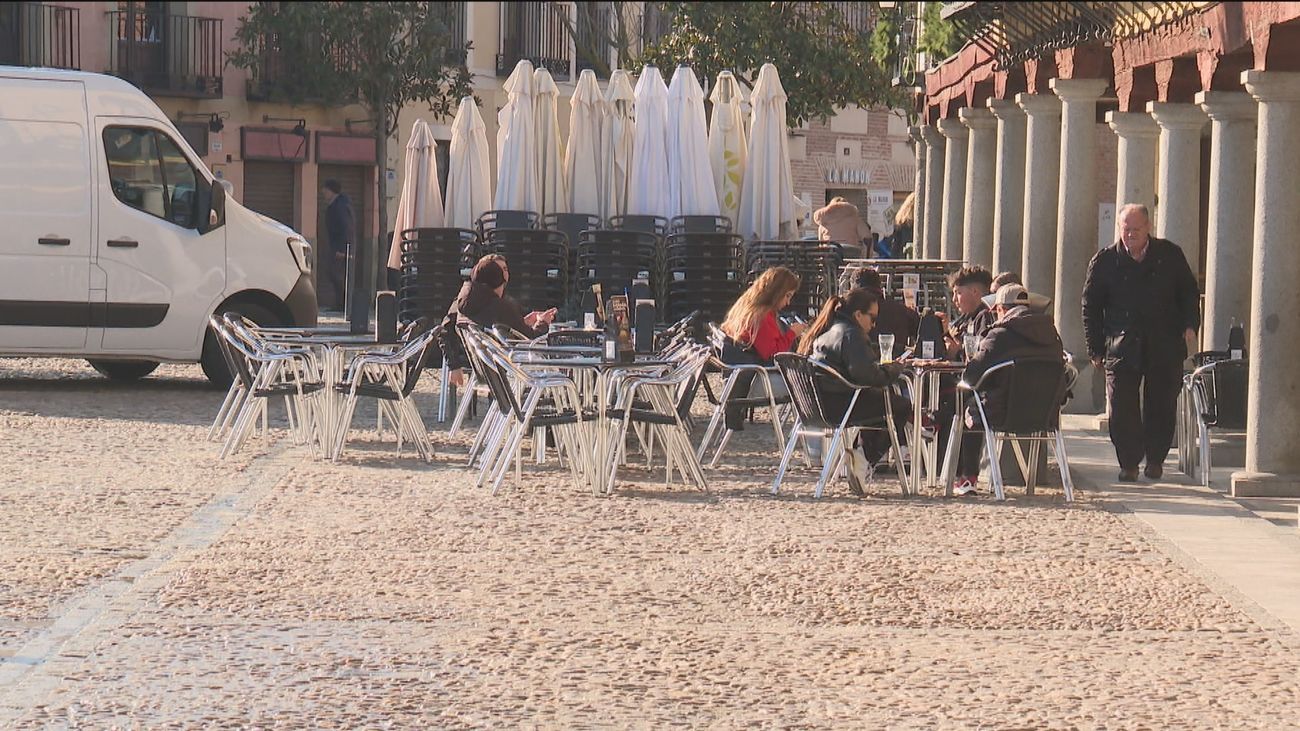 Personas en una terraza al sol