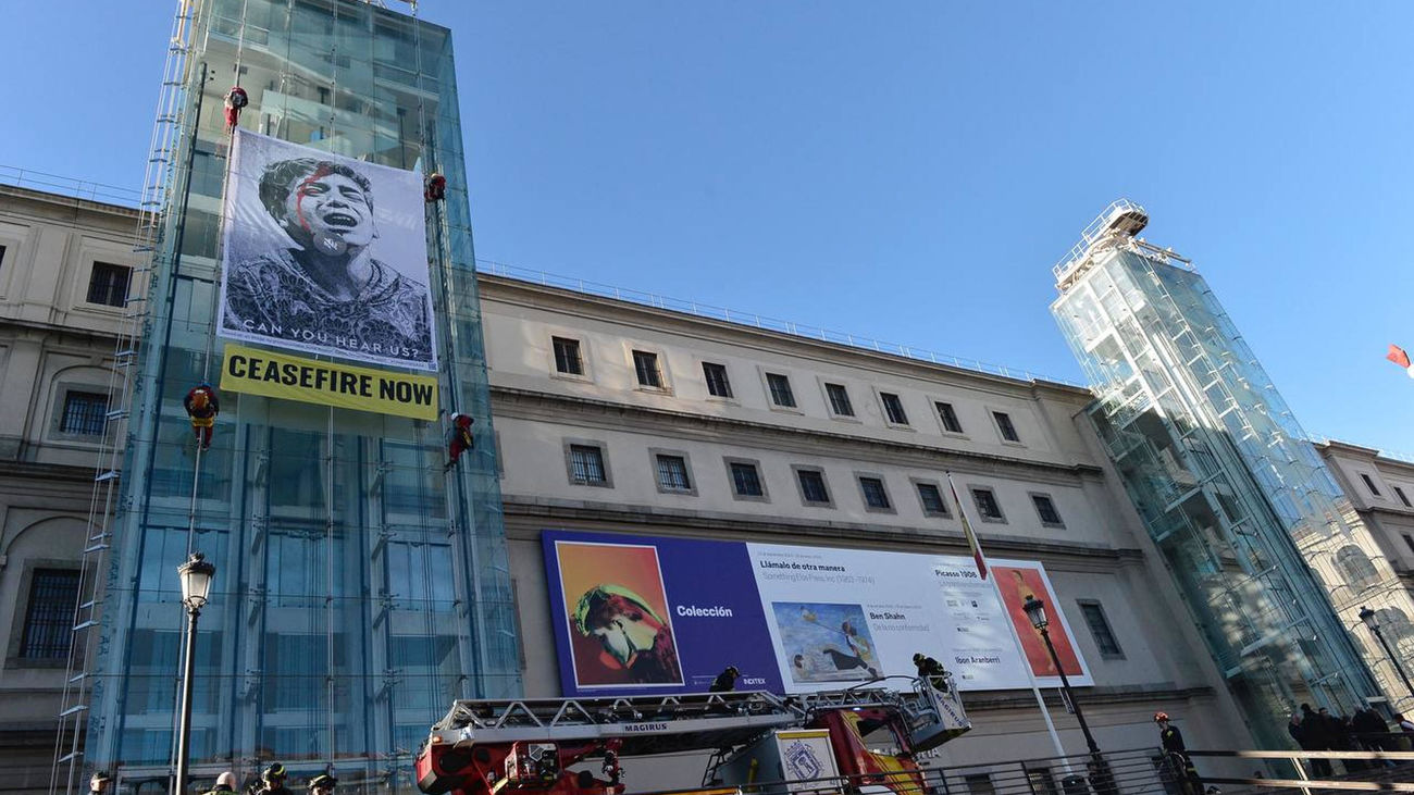 Lona desplegada por Greenpeace en el Museo Reina Sofía para pedir el alto en fuego en la guerra de Gaza