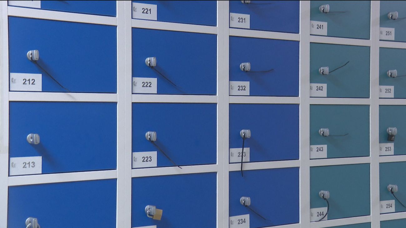 Dos centros educativos de Las Rozas ponen taquillas para que los alumnos dejen ahí los móviles