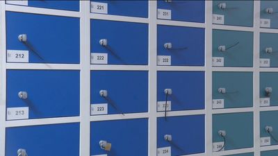 Dos centros educativos de Las Rozas ponen taquillas para que los alumnos dejen ahí los móviles