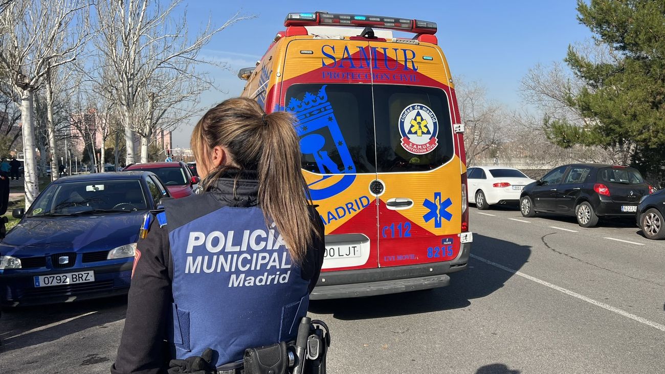 Una agente municipal en la calle Marchamalo de Puente de Vallecas, lugar del accidente