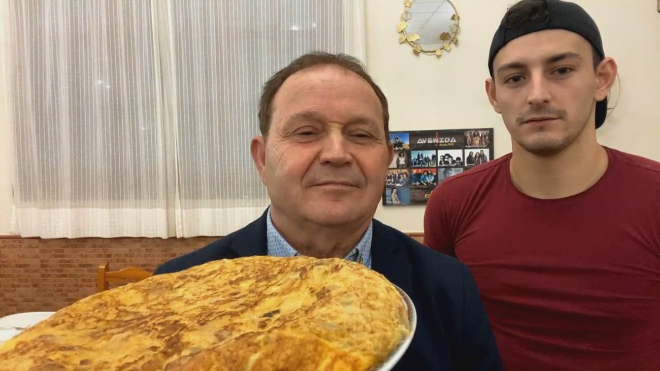 La gigantesca tortilla de patata: 80 huevos, 10 kilos de patatas y a ‘golpe de corazón’