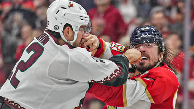 Brutal pelea en la NHL: dos peleas a los 7 segundos de partido