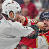 Brutal pelea en la NHL: dos peleas a los 7 segundos de partido