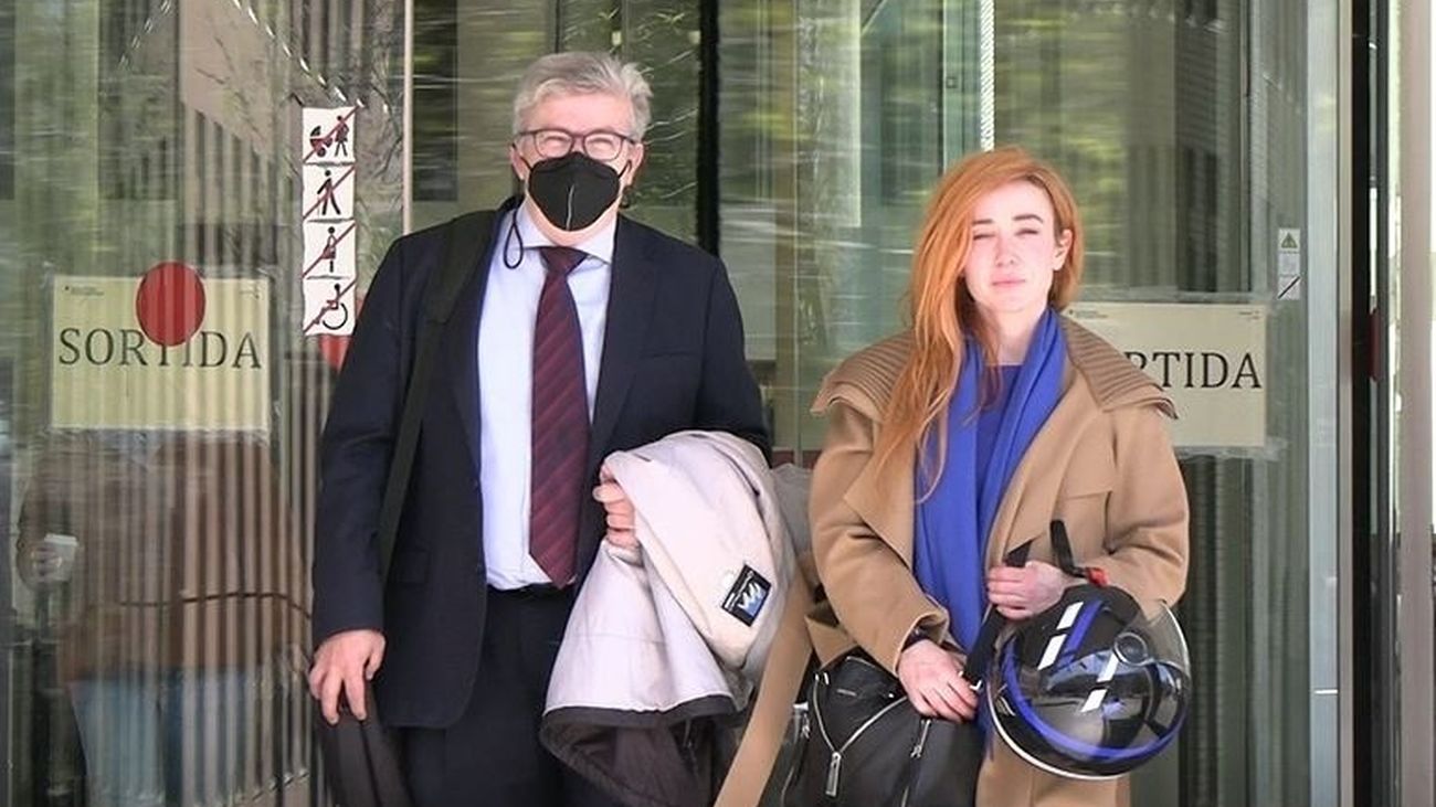 The trial is suspended for the ex-wife's attack on producer Mainat when neither of the two attended