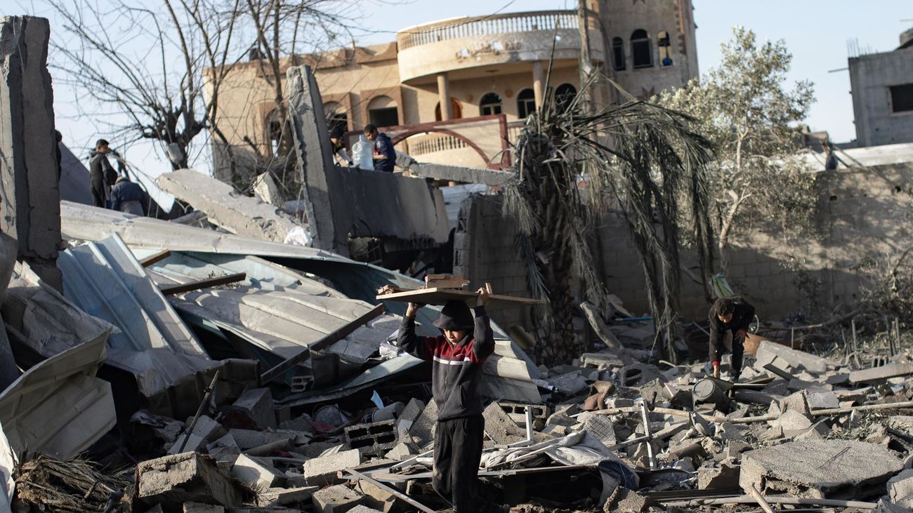 Palestinos entre escombros en la ciudad de Gaza
