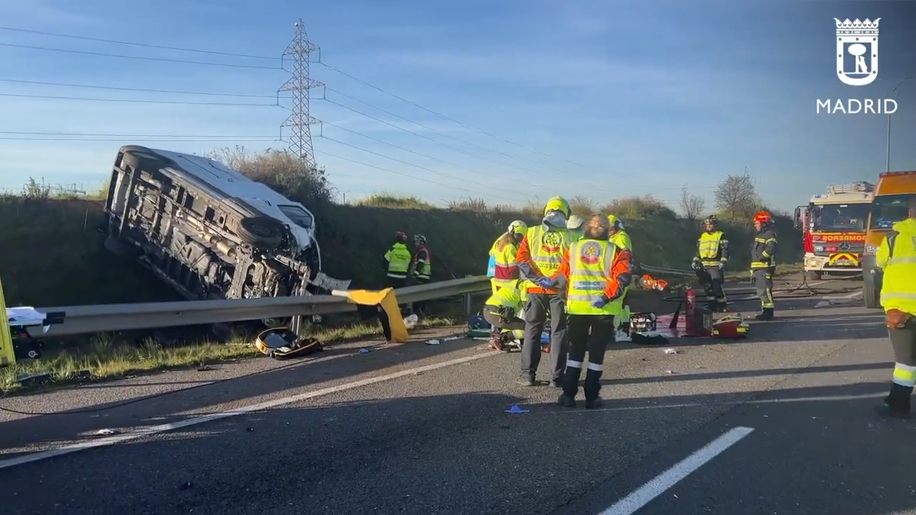 Un muerto y dos heridos leves tras chocar una furgoneta con un coche en la M-45