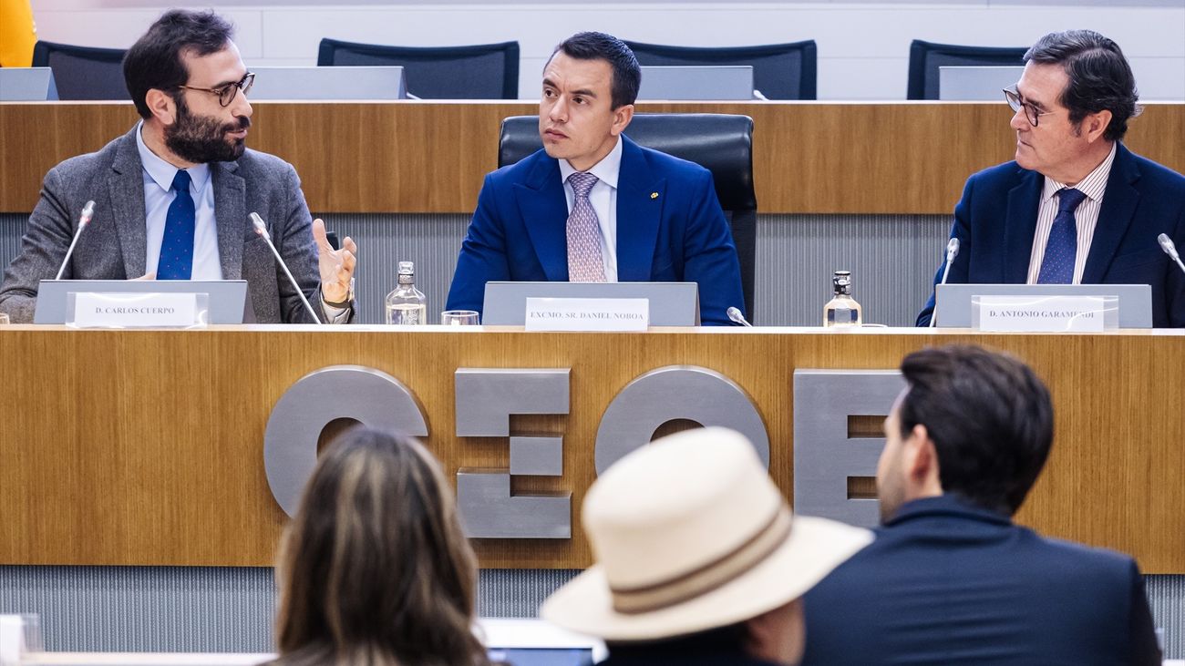 El ministro de Economía, Comercio y Empresa, Carlos Cuerpo; el presidente de Ecuador, Daniel Noboa, y el presidente de la CEOE, Antonio Garamendi