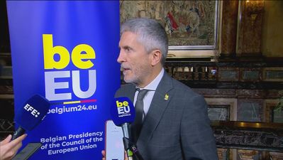 Marlaska asegura que la situación en las salas de asilo y de inmigrantes inadmitidos en el aeropuerto de Barajas está controlada