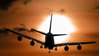 El sector de la aviación rechaza que la supresión de vuelos cortos solucione la descarbonización del transporte aéreo