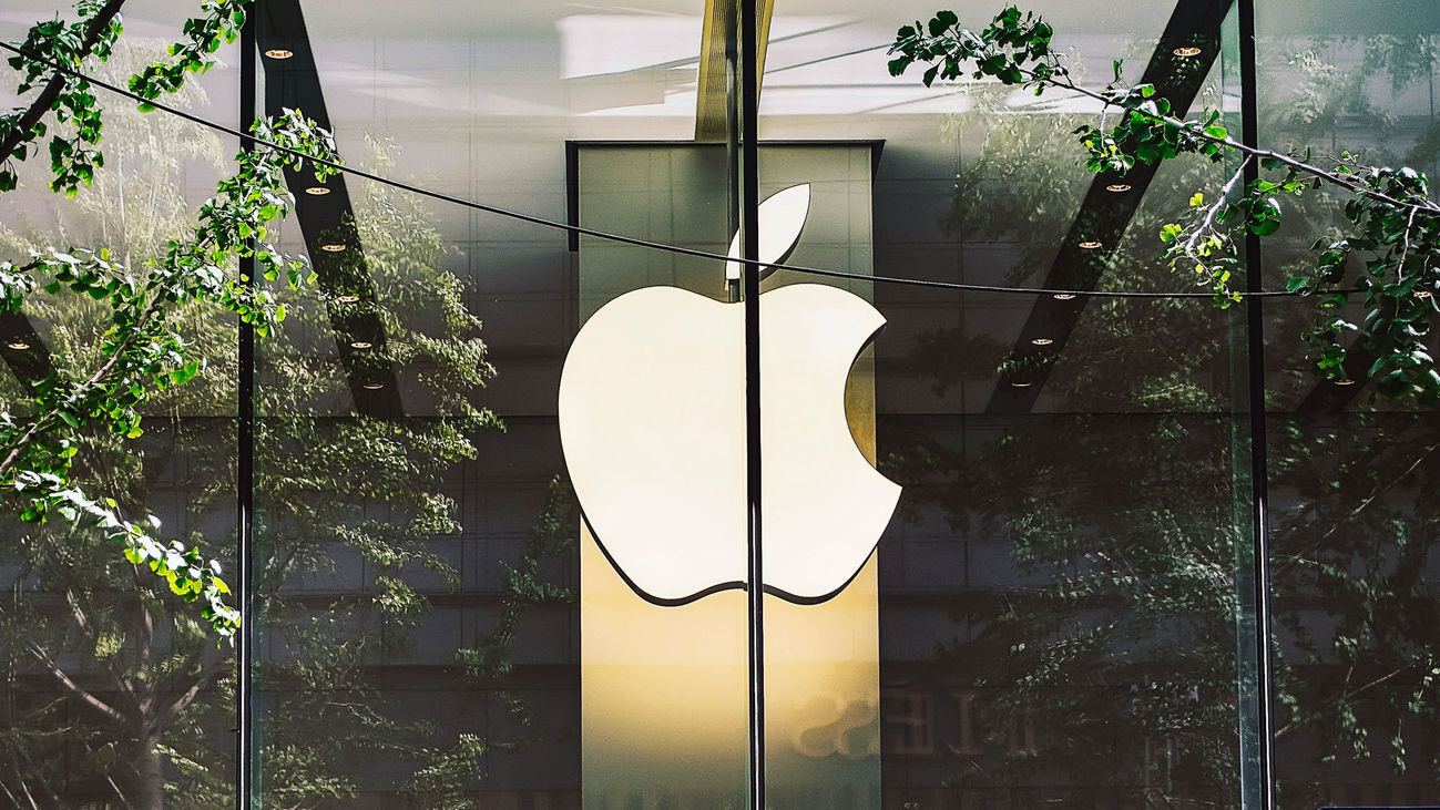 Logotipo de Apple en una de sus tiendas