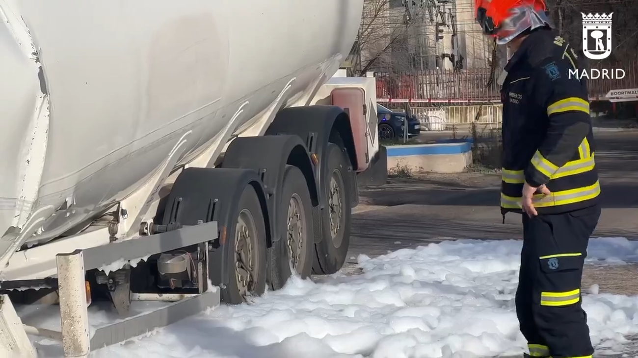 Bomberos contienen un vertido de combustible tras perder un camión su cisterna