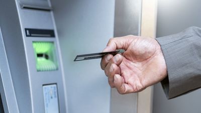 Tres años de cárcel por meter en cajeros 27.000 euros falsos