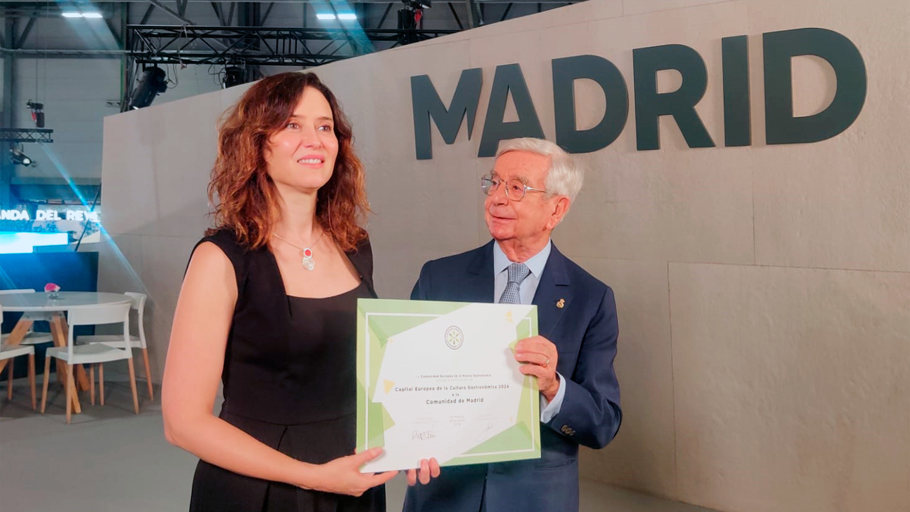 Isabel Díaz Ayuso recibe en Fitur, de la mano de Rafael Ansón, el Diploma que reconoce a Madrid como la Capital Europea de la Cultura Gastronómica 2024