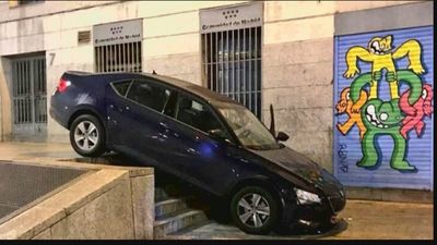 La escalera 'trampa' que atrapa a los coches en Chueca