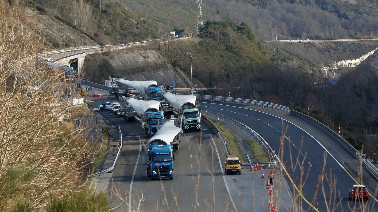 Varios de los camiones bloqueados en Pedrafita do Cebreiro, Lugo