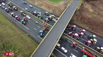 Agricultores franceses cortan la frontera con España por la autopista AP-7 en La Jonquera