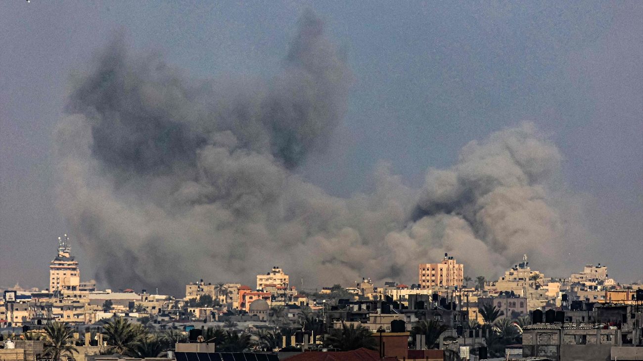 Columna de humo tras un bombardeo del Ejército de Israel contra la ciudad de Jan Yunis, en el sur de la Franja de Gaza