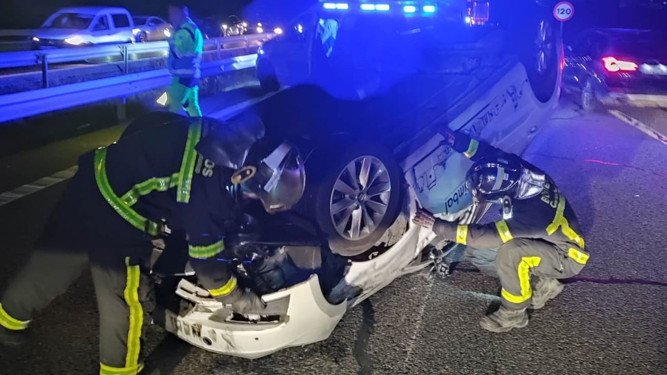 Dos heridos leves en Navalcarnero tras volcar su coche al esquivar una rueda desprendida de un camión