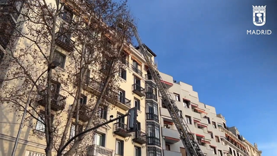Una mujer de 70 años, intoxicada por humo en el incendio de un ático en Retiro