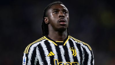 Moise Kean, que llegará cedido al Atlético, en el palco del Metropolitano