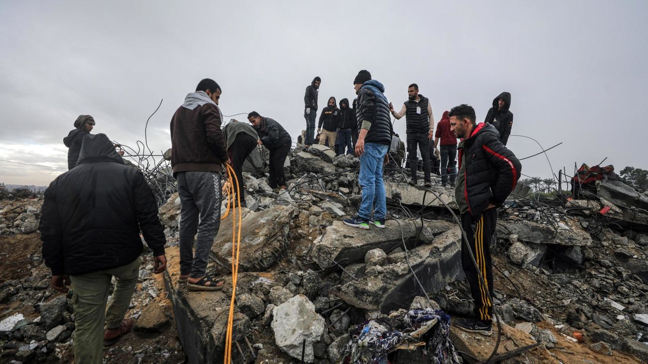 Búsqeda de supervivientes bajo los escombros de un edificio bombardeado en la Franja de Gaza