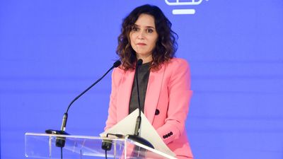 Ayuso reivindica las “esencias de la escuela tradicional” y el trabajo de los profesores frente al uso sin control de la tecnología