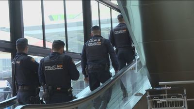 La Delegación del Gobierno pondrá más agentes en Barajas para agilizar el control de pasaportes
