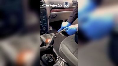 Dos detenidos por llevar una pistola escondida dentro de la palanca de cambios de su coche