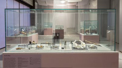 El Museo del Traje acoge una muestra entre la joyería tradicional y contemporánea