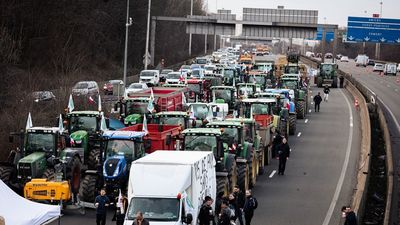 Los agricultores franceses bloquean París a la espera de medidas de ayuda del Gobierno