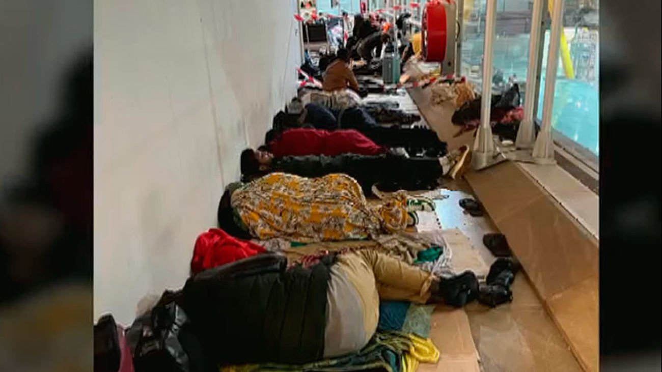 El Defensor del Pueblo exige "condiciones dignas" sin demora para los migrantes en Barajas