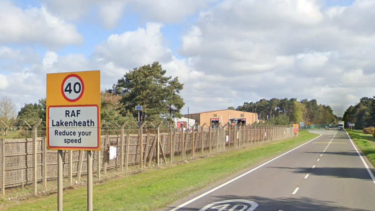 Carretera de acceso a la base aérea de Lakenheat, en Reino Unido