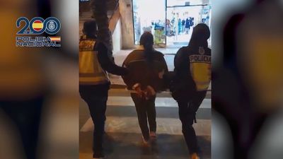 Detenida una cuidadora por robar 30.000 euros a una anciana de Vallecas: se compró hasta un coche