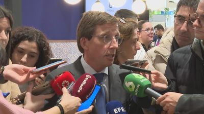 Almeida denuncia la situación de “hacinamiento” de los migrantes en Barajas