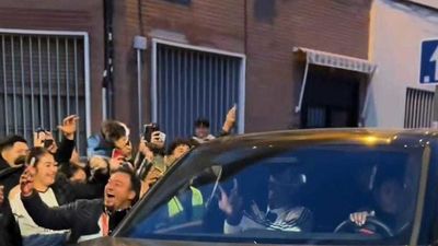 Bellingham desata la locura en Vallecas por su visita a las canchas del barrio de Entrevías