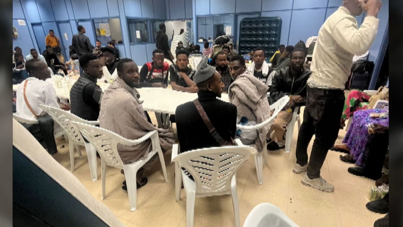 El caos migratorio de Barajas empeora y algunos solicitantes de asilo inician una huelga de hambre