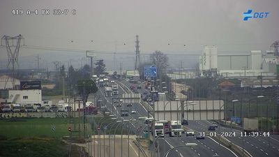 El incendio de un camión provoca retenciones importantes en la A-4