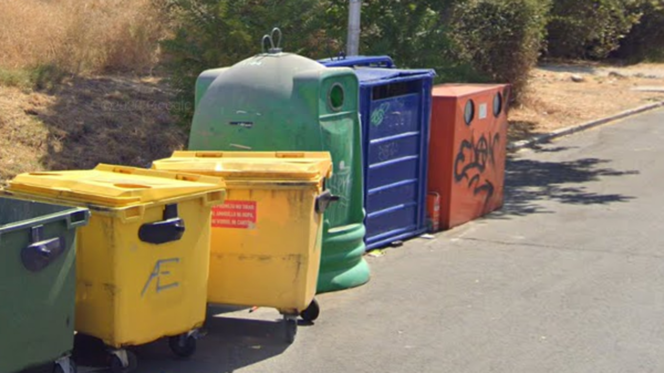 Contenedores de basura en una calle de Valdemorillo