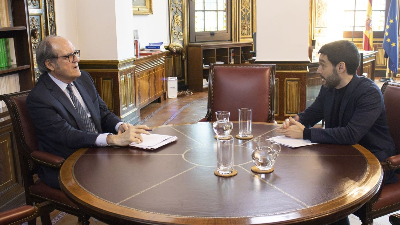 El ministro de Derechos Sociales, Pablo Bustinduy, en una reunión con el Defensor del Pueblo, Ángel Gabilondo.