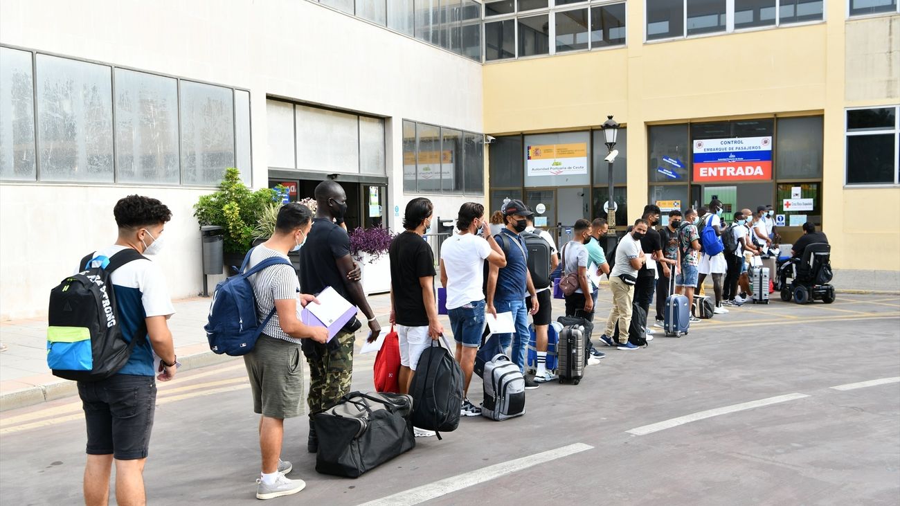 Un grupo de inmigrantes que estaban alojados en el Centros de Estancia Temporal de Inmigrantes (CETI) de Ceuta salen del centro, a 25 de agosto de 2021