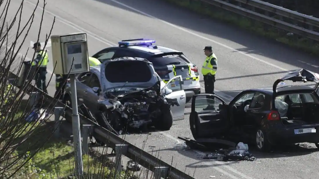 Brutal choque en Nalón, una madre y su hijo mueren en un accidente de tráfico